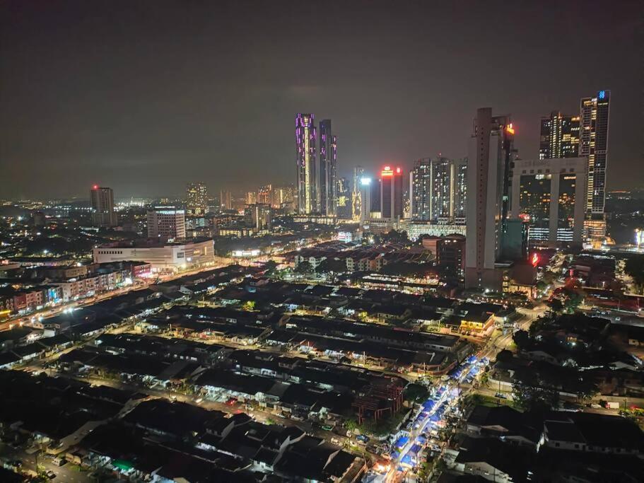 Ksl Mall 8-12 Pax, 65 Inc Tv Nflix ,hbo , Bathtub High Floor Apartment Johor Bahru
