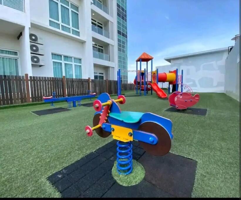 Ksl Mall 8-12 Pax, 65 Inc Tv Nflix ,hbo , Bathtub High Floor * Johor Bahru
